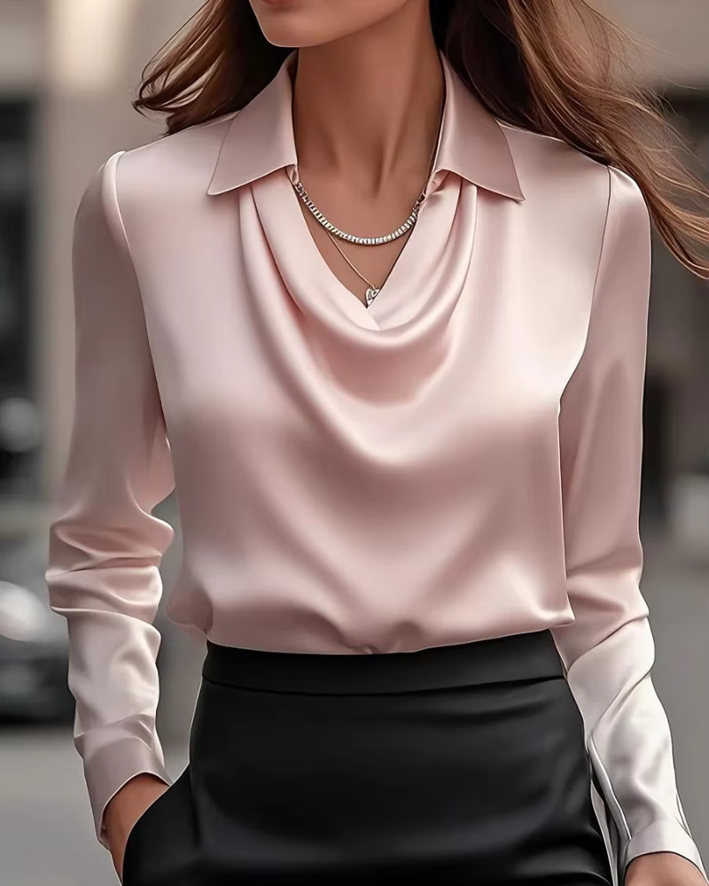 Solan Marseille | Blouse en satin avec encolure drapée