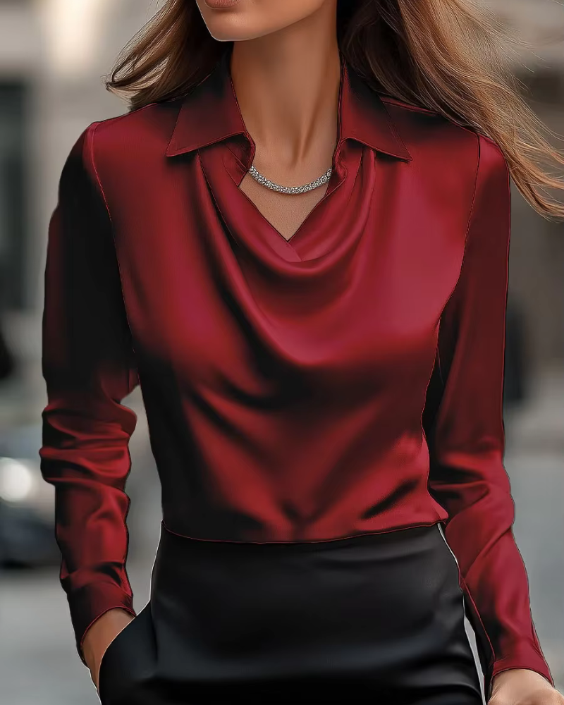 Solan Marseille | Blouse en satin avec encolure drapée